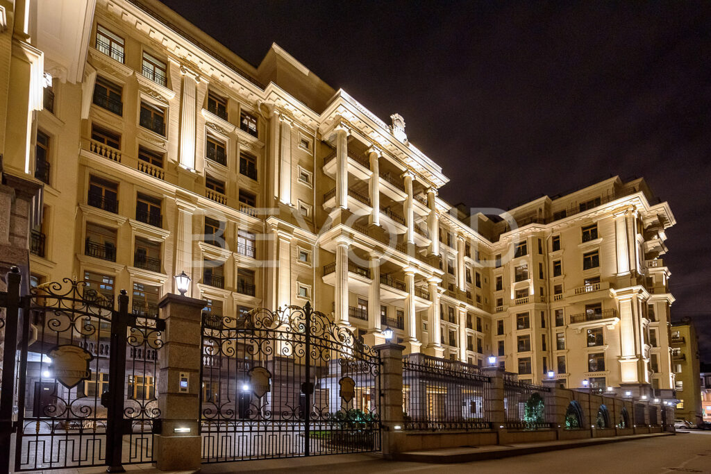 Вечерний фасад с подсветкой