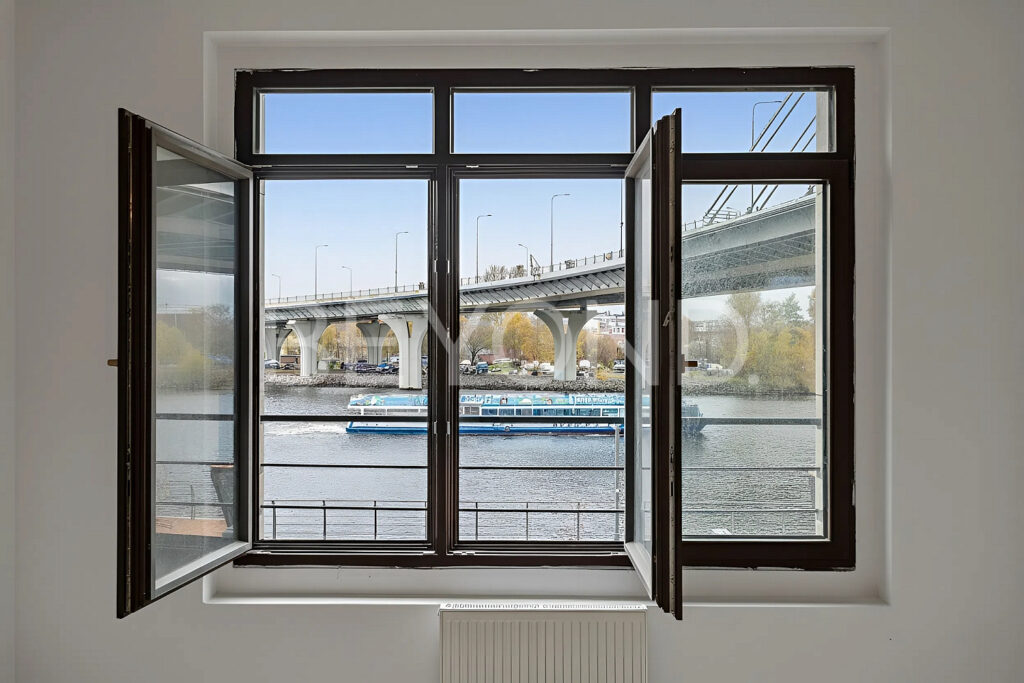 Панорамные виды на Малую Неву и мост Бетанкура