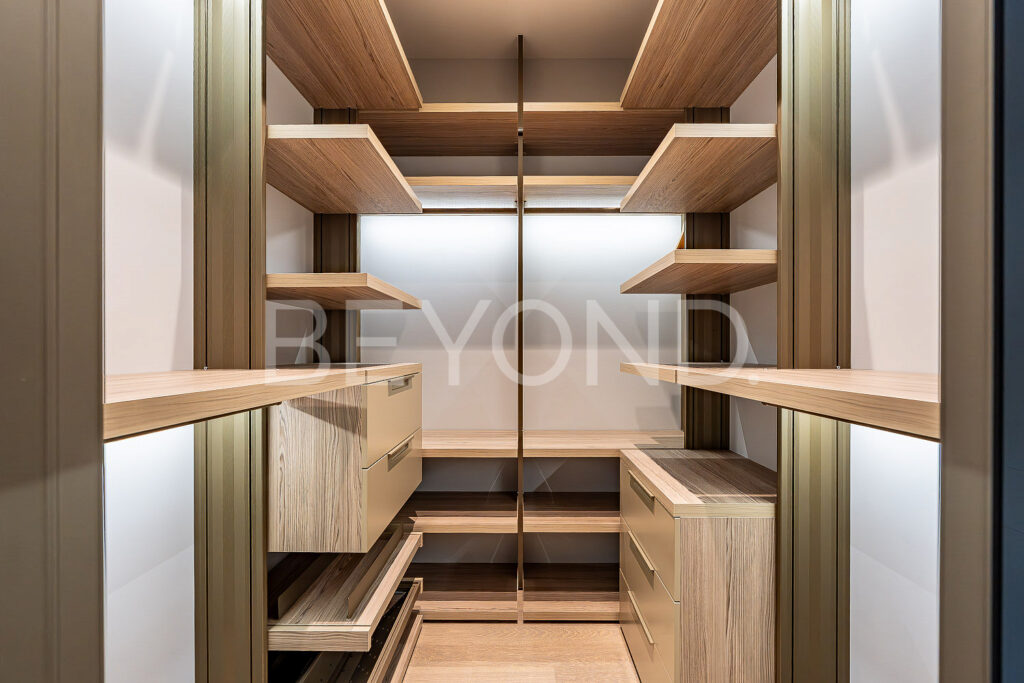 Гардеробная при мастер-спальне