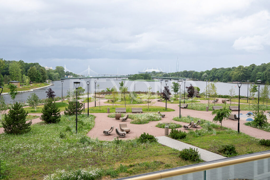 Панорамные виды из окон на воду и зелень 