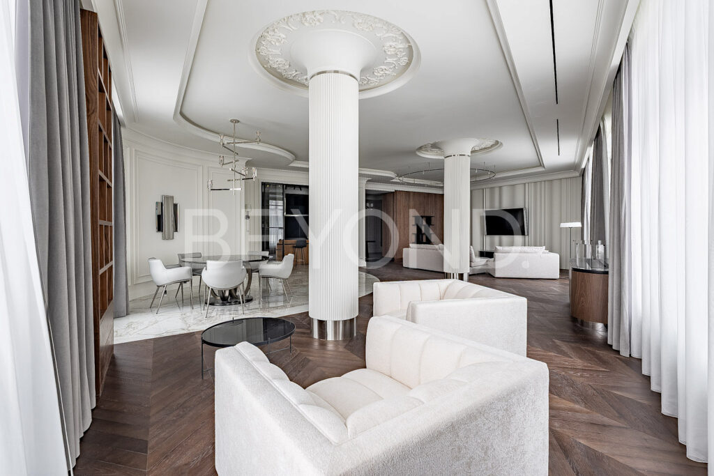 Огромная кухня-гостиная