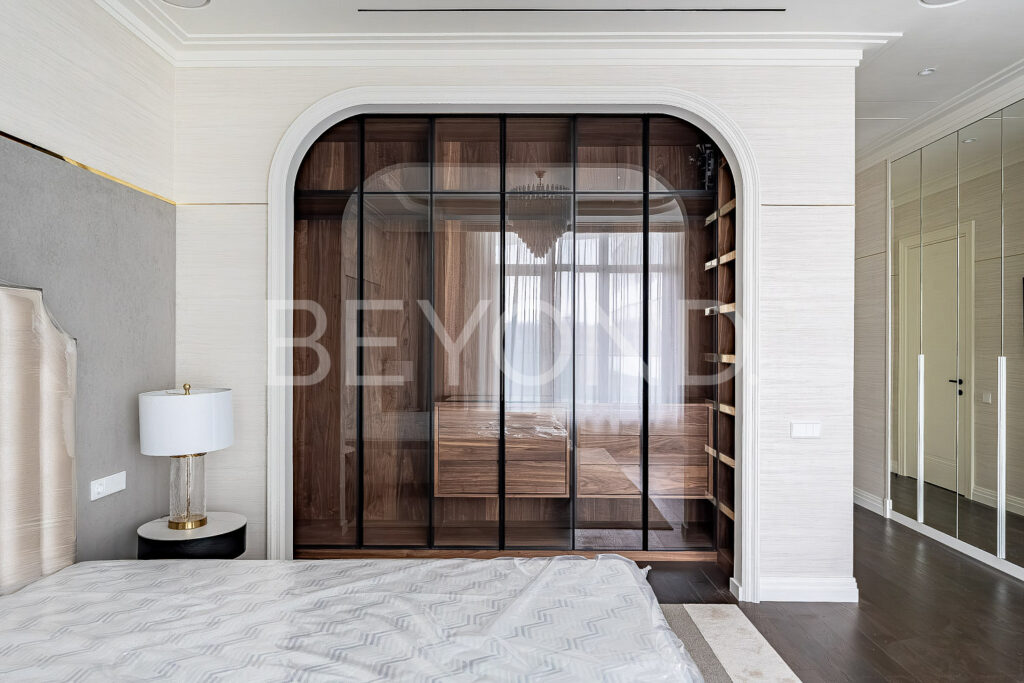 Гардеробная и встроенные шкафы в мастер-спальне