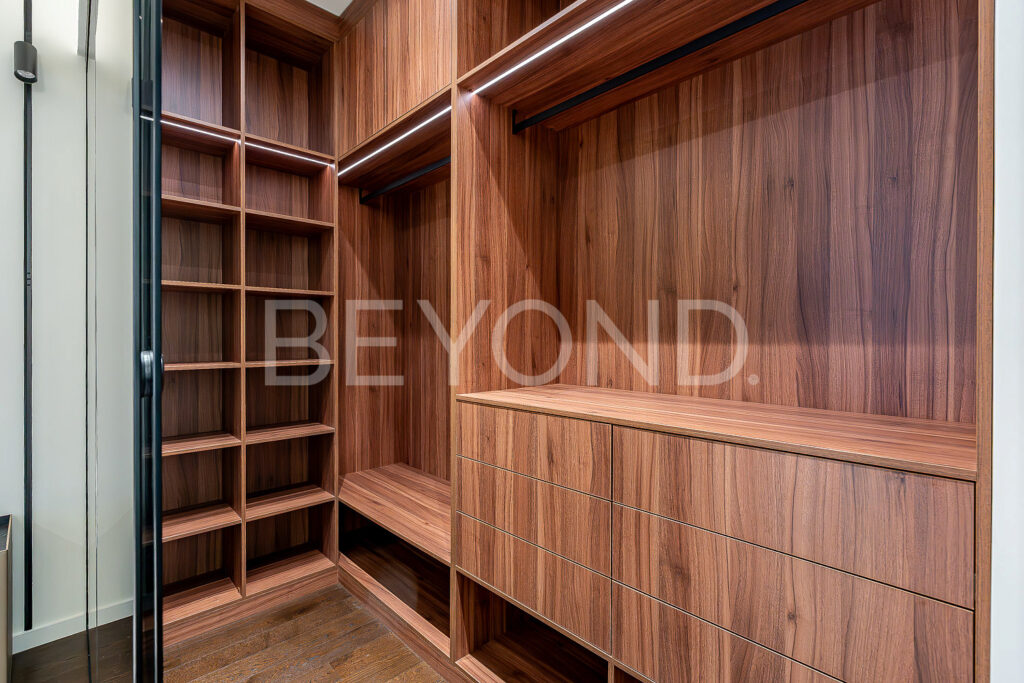 Гардероб в детской спальне