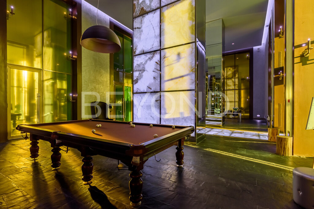 Колонны из белого оникса в лобби