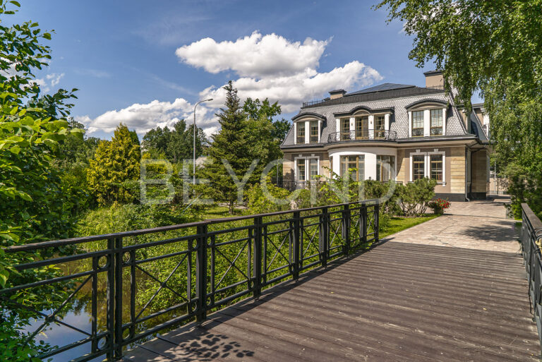 особняк в городе на первой береговой линии фото 5