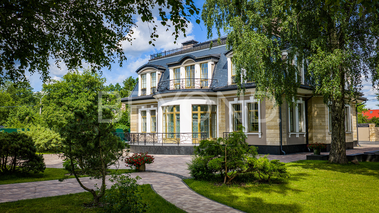 особняк в городе на первой береговой линии фото 1